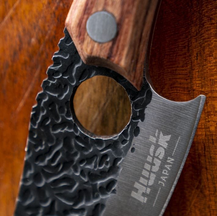 Huusk knife's perfect grip